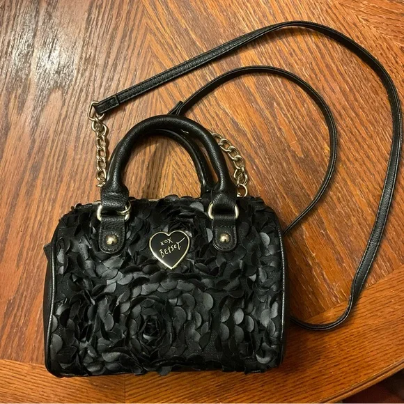 Adorable Betsy Johnson Frilly Black 🌹 Petal Heart Silver Hardware & Chain bag! - Picture 9 of 16
